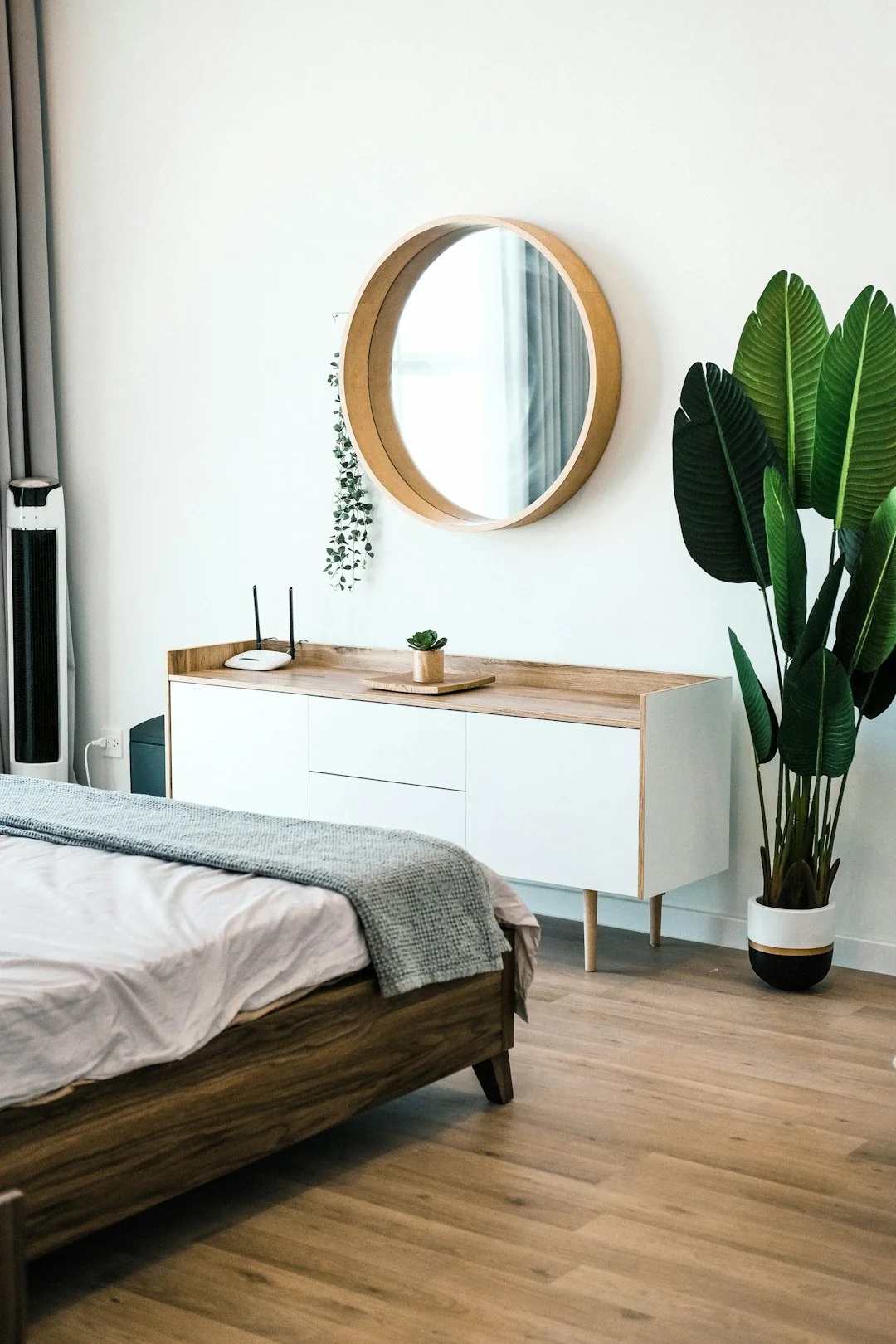 Bureau épuré mettant l’accent sur un nettoyant polyvalent, des fournitures de bureau et des solutions de rangement.